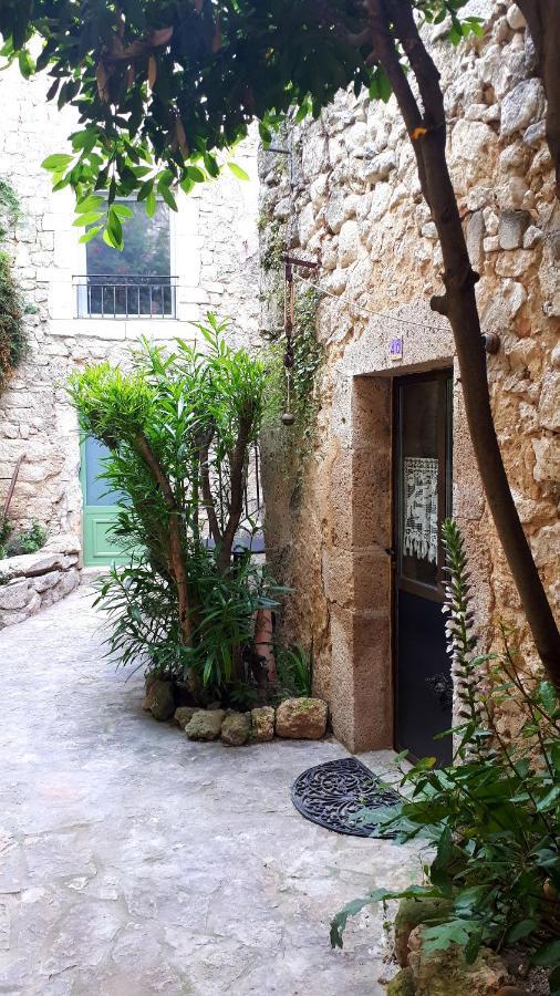 La Garde Adhemar, L'Escalier Medieval Buitenkant foto
